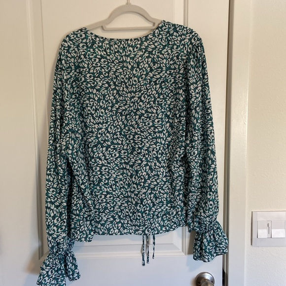 3X Standards and Practices wrap top in green and white with long sleeves - Picture 3 of 3